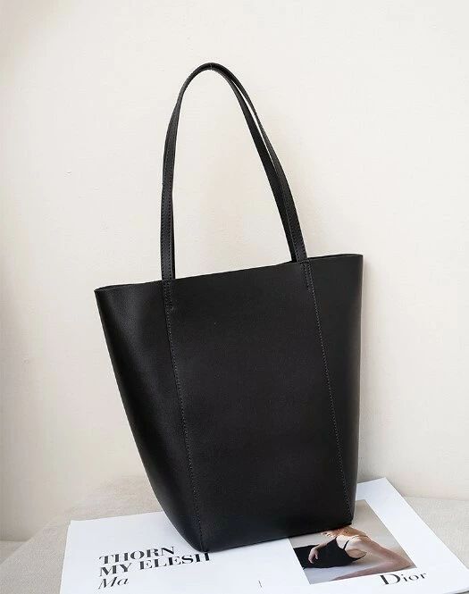 採寸は下記通りです。 サイズ：高さ：約32.5cm / 幅：約19～26cm / マチ：約17cm ■素材：牛革　 ■生地備考　 　【透け感】なし　　　【生地の厚さ】普通　　　【伸縮性】なし ■生産国　　中国製 ■注意事項 ※寸法は商品を平置きにし、外側から採寸したサイズです。メジャーでの採寸のため、多少の誤差がある場合がございますがご了承ください。 ※当店が取り扱っている商品は、海外からの買い付けが多いため、縫製が国内のものより雑な場合がございます。 「生地を織る際の糸の繋ぎ目や多少のほつれ、糸が出ている」などが生じる場合がございますが、品質上の問題ではないため、これらの理由では返品をお受けできません。 ※細部が画像と若干違う場合や日本語表示の品質タグがついていない場合もございます。気になさる方はご遠慮ください。 ※商品画像はできる限り実物の色に近づけるように加工しておりますが、お客様のご使用するモニター、照明により多少色の変化が感じられる場合がございます、ご了承ください。
