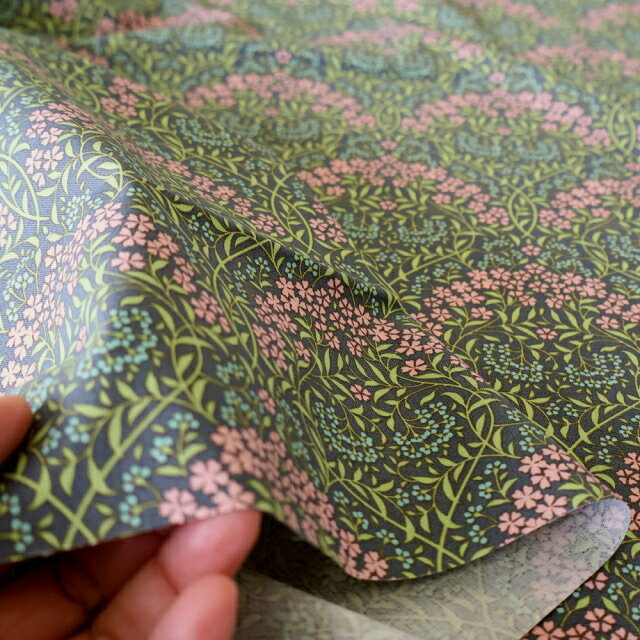 【セール20％OFF】 Tilda ティルダ ファブリック 生地 Larissa ラリッサ グレーグリーン 深緑 110cm巾 10cm単位 布 手芸 かわいい 草花 小さい柄 小花 北欧 icentery-10004683 InteriorCenter サンプル画像2
