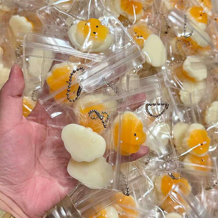 20点セット スクイーズ 福袋 水感スクイーズ 低反発 ぷにぷにもちもち ミニサイズ スイーツそっくり 肉球 パン・ケーキ・大福 食べ物 ふわふわ触感 スクイーズおもちゃ 握ってストレス解消 癒しグッズ デスク用 子供 ichigoichi39-10007238 トゥモロードレッシング サンプル画像3