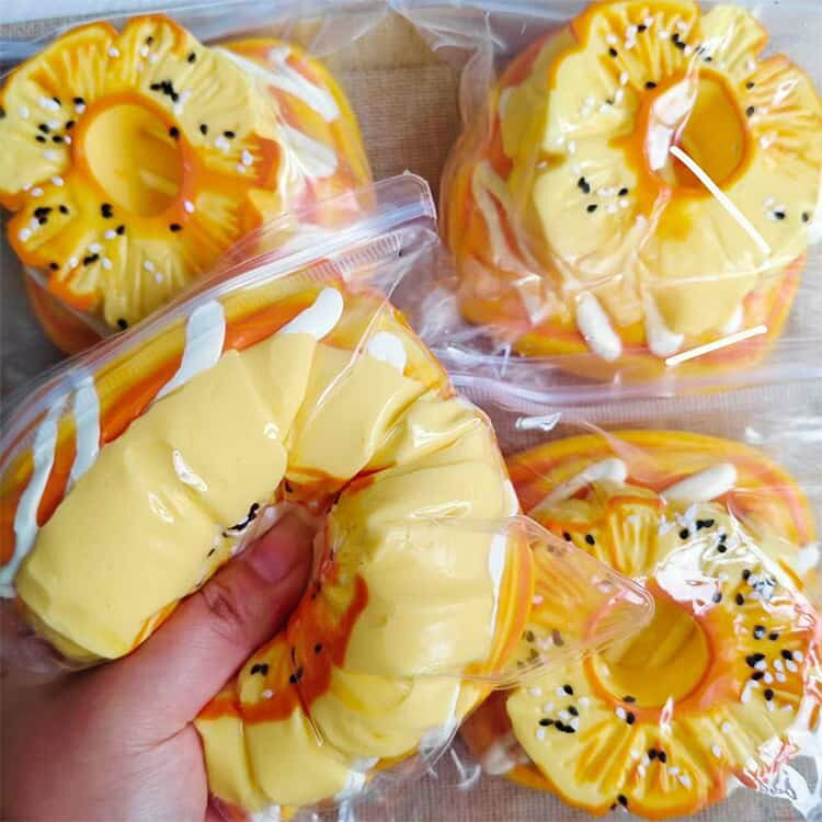 スクイーズ パイナップル トースト 大サイズ 低反発 パン もちもち 握るおもちゃ ストレス解消 食品サンプル そっくり リアル系 かわいい おしゃれ Y2K デスク玩具 プレゼント 女の子向け 大人 ぷにぷに スクイーズ 癒しグッズ SNS映え ichigoichi39-10005861 トゥモロードレッシング サンプル画像3