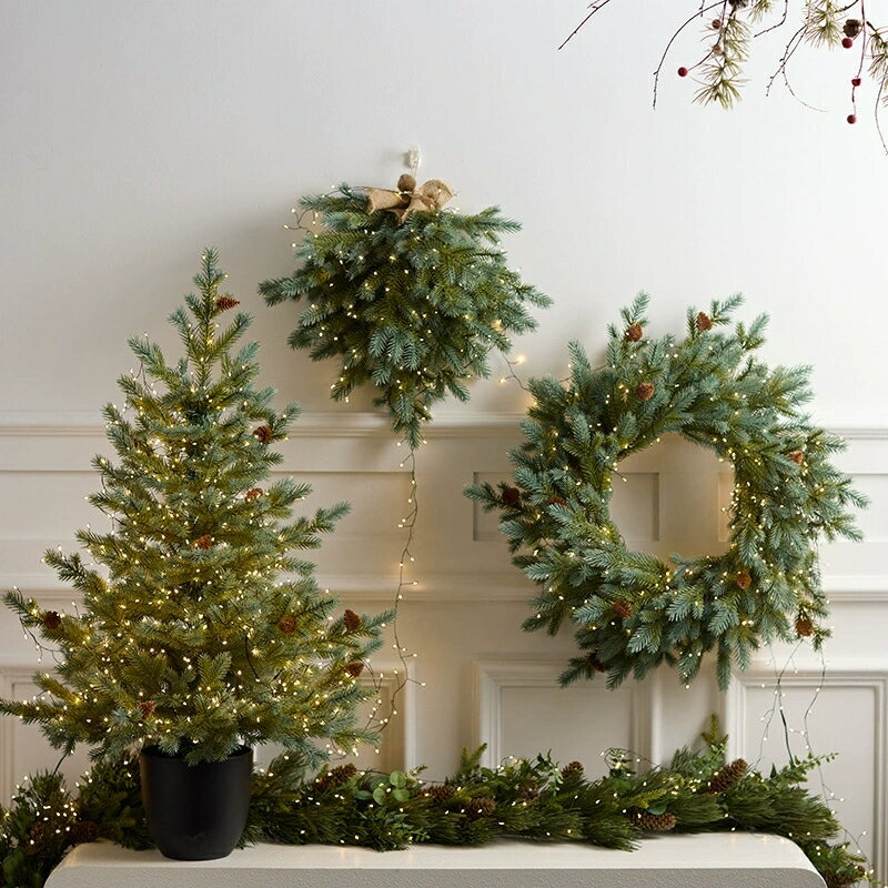 クリスマスリース 玄関 飾り 壁掛け 花輪 おしゃれ 北欧 クリスマスグッズ クリスマスツリー PE 冷たい杉花輪 庭園 廊下 階段 寝室 飾り ドア オーナメント トラック 新年 お歳暮 お祝い 子供会 結婚式 クリスマス リボン 45cm 50cm 90cm 置き物 クリスマス花輪 LEDライト
