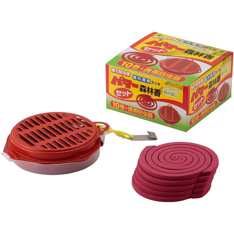 児玉兄弟商会の一覧はこちら【商品名】パワー森林香10巻・防虫器セット【容量】パワー森林香10巻・防虫器×1台【成分】メトフルトリン【適用害虫】ユスリカ、チョウバエ、アブ【生産国】日本製【製造販売元】株式会社児玉兄弟商会【商品特長】1.普通の線香よりも効力を強化しました。2.厚みのある線香が、煙の量を一段と多く出るようにしました。3.広い野外での森林作業、釣り、海水浴、園芸、農作業に最適です。※蚊取り線香ではありません。【使用上の注意】◆アレルギー体質の人は、使用にご注意下さい。◆携帯防虫器をご使用の際、点火した線香が皿の周りに触れないようにして下さい。　立ち消えの原因になります。◆野外専用の線香で煙の量が多いから、室内で使用の場合、　時々部屋の換気をして下さい。◆線香に点火する時、2ヶ所以上に火がつかないように注意して下さい。　線香皿が熱くなり危険です。◆燻煙中は、火災に特にご注意ください。専用の携帯防虫器を使用し、　線香落下防止の止め金を完全にしてご使用下さい。◆燻煙中の皿は熱で変色・変型しやすい物の上に置かないで下さい。◆携帯防虫器で使用後の灰は、その都度捨てて下さい。【商品サイズ】縦(mm)　146横(mm)　149高さ(mm)　80JANCD:4971833015058【銀行振込・コンビニ決済】等前払い決済予定のお客様へ当商品は弊社在庫品ではなく、メーカー在庫品です。在庫確認後に注文確認を行い、お支払いのお願いを送信させて頂きます。休業日、14:00以降のご注文の場合は翌営業日に上記手続きを行います。お時間が掛かる場合がございます。
