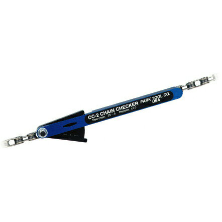 ParkTool(パークツール)の一覧はこちら簡単にチェーンの伸び具合が測定できるチェーンチェッカー。ほとんどのチェーンメーカーは、変速不良や、不安定な作動の原因となることから、1％の伸びでチェーンの交換を勧めています。使い方は、本体裏のピンをチェーンのローラーの間にはめ、スイングアームを押すだけです。ゲージがチェーンの伸び度合いを示し、チェーンの良否が簡単に判定できます。JANCD:4962772157930【銀行振込・コンビニ決済】等前払い決済予定のお客様へ当商品は弊社在庫品ではなく、メーカー在庫品です。在庫確認後に注文確認を行い、お支払いのお願いを送信させて頂きます。休業日、14:00以降のご注文の場合は翌営業日に上記手続きを行います。お時間が掛かる場合がございます。