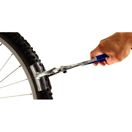 ParkTool(パークツール)の一覧はこちら頑固なタイヤを簡単に外せる工具です。タイヤのビードがリムのエッジの下で滑って、タイヤを取り外すのが難しいことがあります。滑り止め加工を施したあご部でタイヤをつかみ持ち上げるように取り外します。エアレスチューブの取り外しにもお使いいただけます。JANCD:4962772158470【銀行振込・コンビニ決済】等前払い決済予定のお客様へ当商品は弊社在庫品ではなく、メーカー在庫品です。在庫確認後に注文確認を行い、お支払いのお願いを送信させて頂きます。休業日、14:00以降のご注文の場合は翌営業日に上記手続きを行います。お時間が掛かる場合がございます。