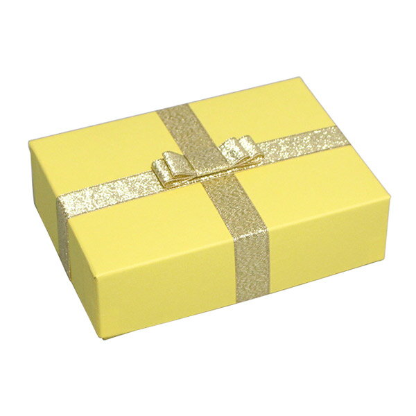 TAKEMEKI (タケメキ)の一覧はこちら ゴールドリボン付きギフトボックス(L) 人気のギフトボックスのリボン付き。キラキラリボンがプレゼントにぴったりです。ギフトに・商品ケースに・収納箱など様々な用途に合わせてご使用ください。貼り箱職人の手作業によって製作されていますので、丈夫で美しい箱です。※リボンは蓋側のみに付いています。□サイズ(内寸)：150×105×H45mm※図面サイズの表記となっておりますが、手作りの紙製品ですので、多少の誤差がある事をご了承下さい。□材質：紙□色：イエロー※実物に近づけるよう撮影しておりますが、色や素材感が印象と異なる場合もございます。ご了承いただける方のご購入をお願いいたします。JANCD：4589750576387【銀行振込・コンビニ決済】等前払い決済予定のお客様へ当商品は弊社在庫品ではなく、メーカー取寄せ品でございます。在庫確認後に注文確認を行い、お支払いのお願いを送信させて頂きます。休業日、13:00以降のご注文の場合は翌営業日に上記手続きを行います。お時間が掛かる場合がございます。