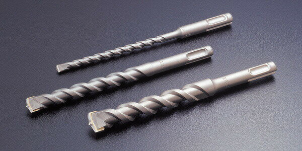 DENSAN(デンサン)の一覧はこちらコンクリート、ALC等をスピード穿孔!真円に近い穴あけ!!ハンマードリル用回転・打撃特徴●サイズ:φ3.5mmx110mm ●有効長:45mm●主な被削材:コンクリート、ブロック、レンガ、モルタル、石膏ボード●用途:コンクリート、ブロック、モルタル等への穴あけ。あと施工アンカーの下穴あけ作業●適合電動機:軽量ハンマードリルキャンドル型の超硬チップ●センターポイントにより位置決め性能向上●真円に近い穴あけが可能SDシャンク●ワンタッチで軽量ハンマードリルに着脱が可能●U字溝の採用により、駆動接触面積(60?)を拡大、打撃回転力を効果的に刃先に伝導JANCD:4937897053016【銀行振込・コンビニ決済】等前払い決済予定のお客様へ当商品は弊社在庫品ではなく、メーカー在庫品です。在庫確認後に注文確認を行い、お支払いのお願いを送信させて頂きます。休業日、14:00以降のご注文の場合は翌営業日に上記手続きを行います。お時間が掛かる場合がございます。