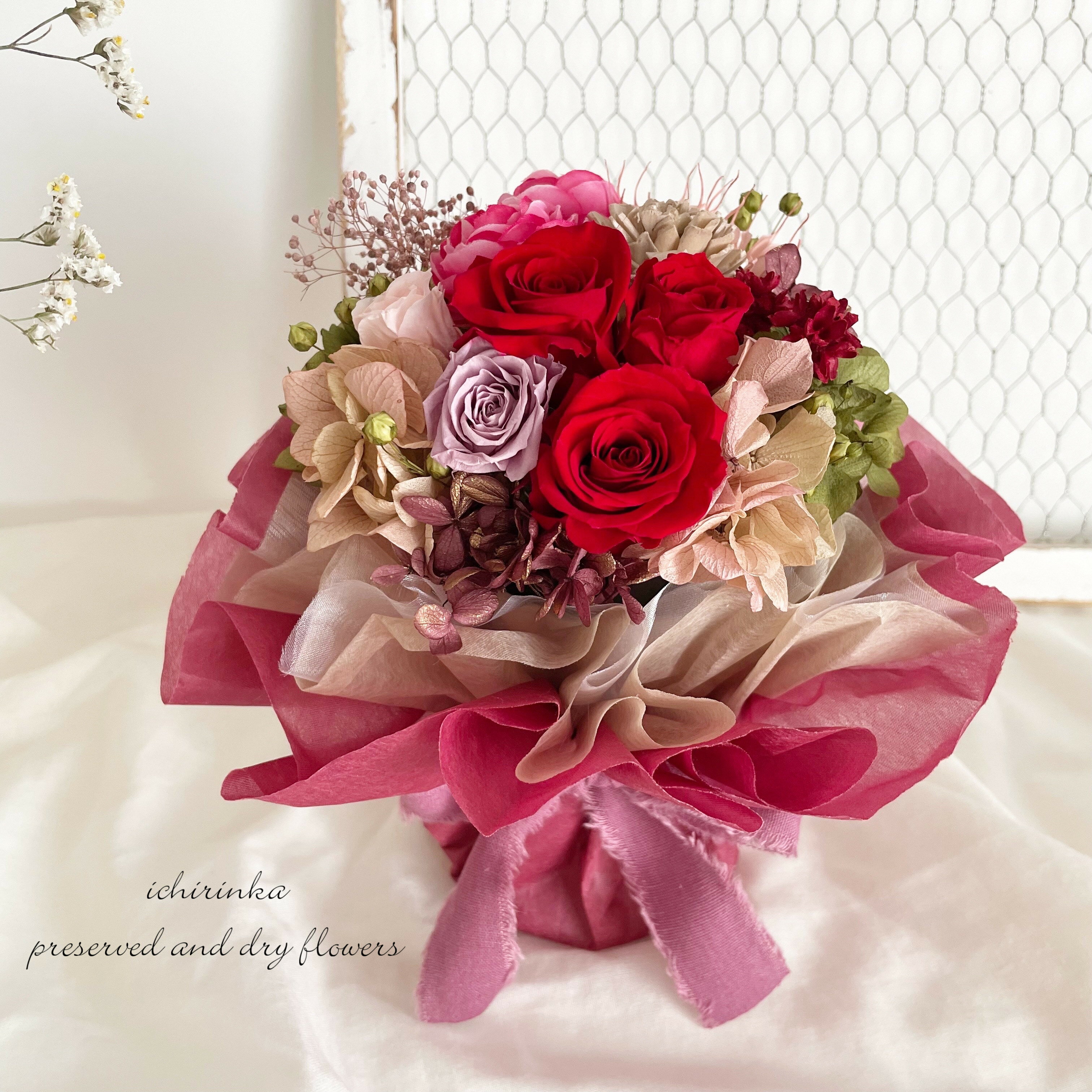 商品情報内容スタンディングブーケ～レッド～（プリザーブドフラワー）ご注文後にひとつひとつ丁寧にお作りする当店オリジナルの商品です説明自立する花束型のアレンジメント。プリザーブドのバラをメインに、上品に仕上げました。還暦のお祝いの品におすすめ...