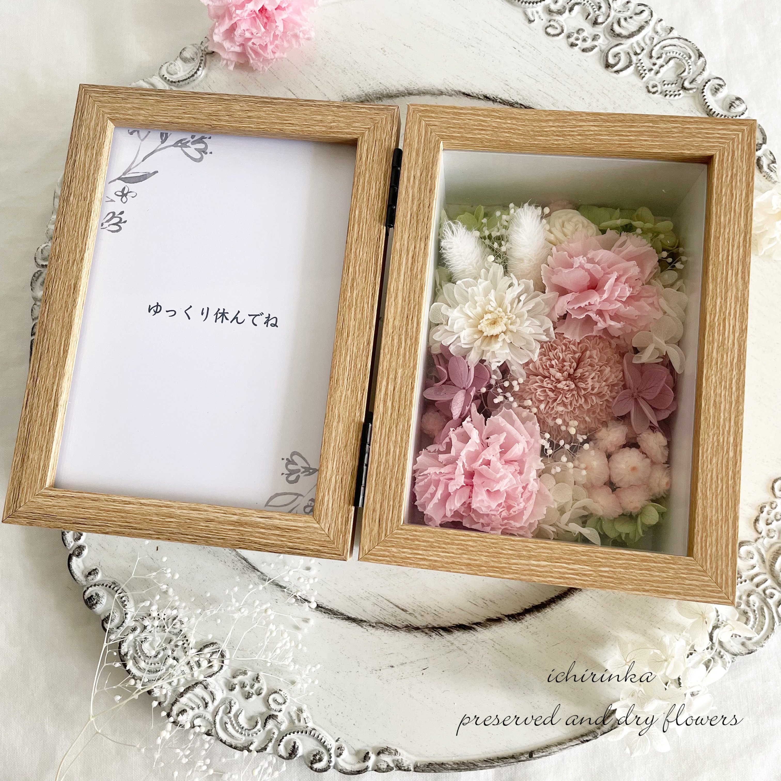 樂天商城 - 御供花 メモリアルフレームボックス～ピンク～ 写真立て 四十九日 お悔やみ 御供 御供物 お盆 命日 花 仏花 仏壇 現代仏壇 ペット仏壇 愛犬 愛猫 贈り物 アレンジメント プリザーブドフラワー 枯れない花 白 ピンク 菊 バラ あじさい あじさい かすみ草 和モダン