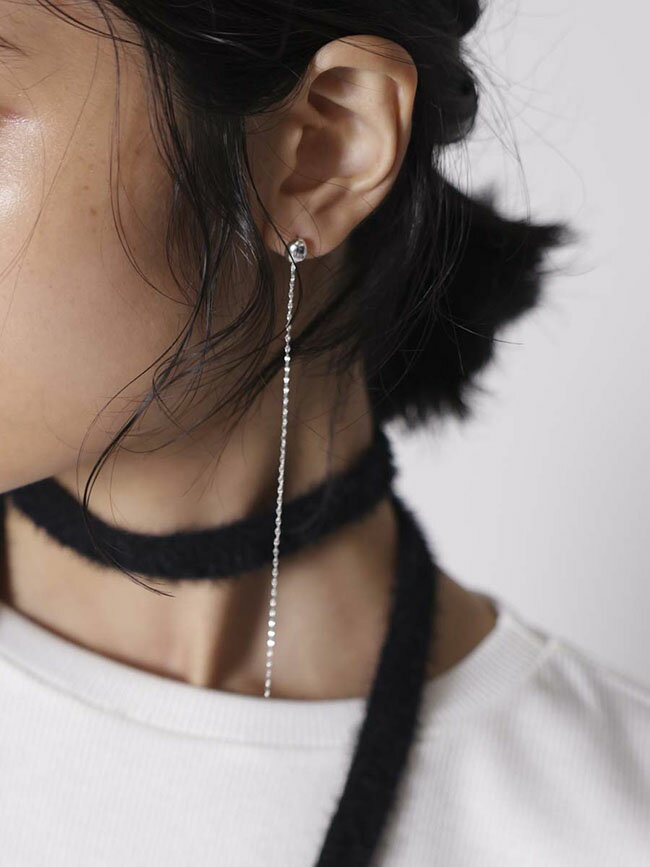 CHIGNONオリジナルデザイン 少しいびつでコロンとした卵型ピアスと、きらっと上品に揺れる繊細なチェーンの 組み合わせが目を惹くロングチェーンピアスはシンプルなのに存在感抜群！ 長めのチェーンがポイントで、さっと着けるだけで顔周りがぱっと華やかな印象に。 2WAY仕様となっておりますので、卵型ピアス単体でつけたり、片耳だけチェーンをつけたり、 お手持ちのピアスにチェーン着けたりとをつけたりと様々な着け方を愉しめます。 シンプルなコーディネートはもちろん、ちょっと特別なおでかけにも おすすめなアイテムです。 背面には「CHIGNON」の刻印入り。 ★サイズ：約12.5cmサイズ：約12.5cm 　　　　TOP約縦7×横6×奥行5mm ★重さ：約0.7g(片耳/キャッチ含まず) ★素材：チタンポスト・真鍮 ★カラー：シルバー/ゴールド ICHITAは実店舗販売もしております。在庫を共有している為、品切れになる場合がありますのでご了承ください。 在庫状況の変動は出来る限り反映するようにしておりますが、ご注文いただきました時点で売り切れになっている場合がございます。 モニターの発色により実際と異なる場合があります