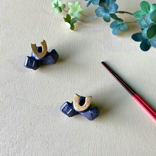 ハンドメイド 箸置き 兜 カブト 箸 置き はしおき 箸休め 美濃焼 イホシロ窯 陶磁器 カトラリー キッチン ミニチュア 雑貨 和風 春 陶器 置物 インテリア 飾り おしゃれ かわいい ギフト プレゼント 贈物 こどもの日 誕生日祝いのサムネイル