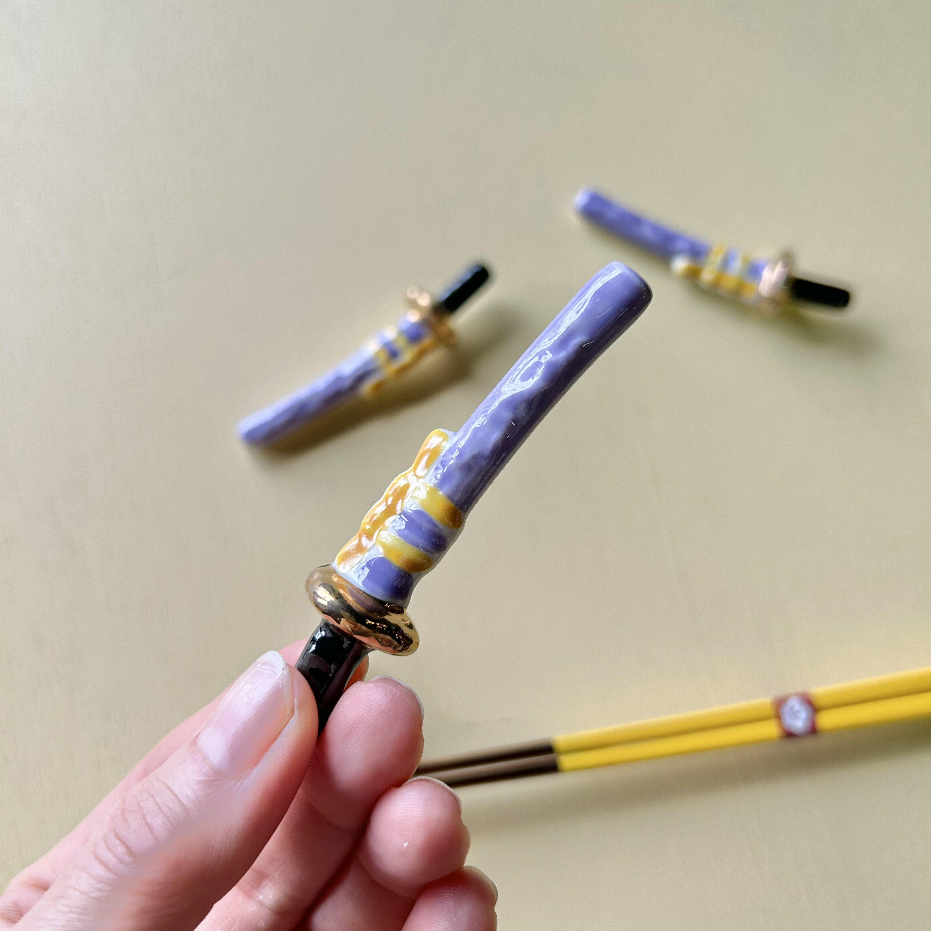 刀 紫 箸置き 箸置 五月人形 美濃焼 日本刀 兜 端午の節句 節句 こどもの日 子供 箸置き集め JAPAN インバウンド 外国人 インテイリア かわいい 可...