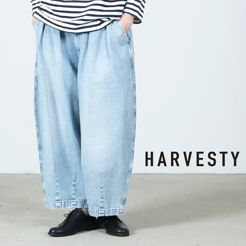 HARVESTYハーベスティWOMENハーベスティ レディースビッグデニムサーカスパンツ 10oz DENIMビッグデニムサーカスパンツ 10oz DENIM [2018 Spring/Summer - 春夏新作アイテム]メーカー希望小売価格はメーカー商品タグに基づいて掲載しています採寸方法については [採寸方法について] をご確認ください。［ご注意事項］＊PCや携帯の画面上で表現できる色は、お客様のご使用頂いているパソコンのモニターによって、実物とは見え方が変わる場合がございますのでご了承ください。＊商品在庫は実店舗の在庫と共有しています。在庫調整は常にしておりますが、売り切れの場合もございますのでご了承ください。商品型番A12603HARVESTY(ハーベスティ)より、人気の定番、『サーカスパンツ』のビッグシルエット、デニムバージョン。ウエストは内側がサイズ調節可能なゴムのリラックス仕様、ウエストのフロントと裾にタックを施すことで、ぽってりとした丸みのあるフォルムが特徴のパンツ。股上はしっかり深く、安心感のある履き心地。上品なブラウスとのミックススタイルや、カットソーやパーカーなどでリラックススタイルにも、幅広いコーディネートに。また、シーズンレスでお楽しみいただけるのも嬉しいポイント。シンプルなトップスを合わせるだけで雰囲気のあるスタイルが完成します。HARVESTY(ハーベスティ) ビッグデニムサーカスパンツ 10oz DENIMCOODINATE 　DETAIL ブランド紹介 HARVESTY「着る人の日常を豊かにする服。」自らのスタイルをカテゴライズすること「着る人の日常を豊かにする服。」HARVESTY (ハーベスティ)は2015年にスタートしたレディースブランド。自らのスタイルをカテゴライズすることなく、シンプルかつ柔軟で、遊び心をもった大人のための服を作ることを目的としています。ハーベスティを代表するアイテム、サーカスシリーズは特に人気が高く、サーカスパンツ、サーカスキュロット、サーカスエプロンなど多くの種類を展開。素材もデニムやチノクロス、コーデュロイなど多様で、シーズンに合わせて新素材も追加されるので今後も目が離せない定番アイテムです。また、デニムに関しては本社がデニムの産地として有名な岡山県倉敷市に在していることもあり、こだわりが強く、高品質で履き心地の良いものが揃います。毎日の時間の流れに自然に溶け込みシンプルさの中に、上質なリラックス感を備えた長く愛用できる定番服を提案するためにハーベスティはものづくりを続けています。なく、シンプルかつ柔軟で、遊び心をもった大人のための服。毎日の時間の流れに自然に溶け込みシンプルさの中に上質なリラックス感を備えた長く愛用できる定番服をHARVESTY (ハーベスティ)は展開しています。 HARVESTY 取り扱い商品 MODELWOMEN(SIZE) Size0 / 身長 162cm(VOICE) サイズ0を着用。くったりとやわらかく穿き始めから馴染みます。ウエストはゴム、腰回りはゆったりとしたシルエットなので、とても楽な穿き心地です。0サイズは、小柄な方にも穿きやすいレングスです。すっきりと穿く場合は0、ゆったりと、レングス長めで着用したい場合は1のサイズをおすすめします。 SIZEサイズウエストワタリ幅股上股下裾幅080cm44cm38cm56cm25cm184cm45cm39cm62cm26cm INFORMATION ブランド名 HARVESTY (ハーベスティ) 商品名 ビッグデニムサーカスパンツ 10oz DENIM 型番 A12603 カラー 94 Used blue 素材 本体:COTTON100% 生産国 Japan 洗濯表記 CARE 裏地 / 透け感 備考 ネコポス / メール便　利用不可