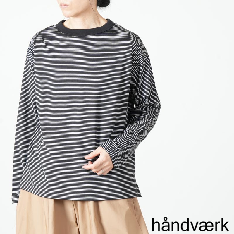 handvaerkハンドバークWOMENレディース#6116_60/2 BOTTLE NECK L/S T-SHIRTボトル ネック ロングスリーブ Tシャツ [2018 Spring/Summer - 春夏新作アイテム]メーカー希望小売価格はメーカー商品タグに基づいて掲載しています採寸方法については [採寸方法について] をご確認ください。［ご注意事項］＊PCや携帯の画面上で表現できる色は、お客様のご使用頂いているパソコンのモニターによって、実物とは見え方が変わる場合がございますのでご了承ください。＊商品在庫は実店舗の在庫と共有しています。在庫調整は常にしておりますが、売り切れの場合もございますのでご了承ください。商品型番#6116handvaerk(ハンドバーク)より、『60/2 BOTTLE NECK L/S T-SHIRT(ボトルネックロングスリーブティーシャツ)』手紡ぎされたペルーの超長綿100%の60番双糸で編み立てられたhandvaerkを代表する60/2天竺を使用。ペルー北部赤道付近の限られた産地のみで栽培されている種類の綿、世界最高峰の超長綿、比類なき柔らかさと光沢感をもち、繊維が細く長いため、しなやかさがあり毛羽が少なくシルクのような肌触り。吸水性、発散性にも優れ、湿度の高い季節でもドライなタッチを保ち、汗もよく吸い発散し速乾性もあり、繊維自体を痛めにくいという優れた特徴を持っています。ネックラインにやや立ち上がりを持たせたボトルネック、長すぎず短すぎずのヒップにかかる安心感のある着丈、ボリュームのあるボトムにも合わせやすく、タックインもしやすい丈感。適度なウェイトがあり、薄すぎず厚すぎず、透けにくい生地感もポイント。程よいオーバーシルエットながらも、落ち感があり、上品なゆとり感と女性らしさを兼ね備えた絶妙なバランス。裾サイドはスリット入りで、1枚でさらりと着るのはもちろん、ジャケットやカーディガンのインなどの重ね着にも合わせやすくシーズンレスで活躍、さまざまなスタイリングが楽しめる一着です。handvaerk(ハンドバーク) #6116_60/2 BOTTLE NECK L/S T-SHIRTCOODINATE 　DETAIL ブランド紹介 handvaerkhandvaerk(ハンドバーク)は、2013年カットソー好きが高じて夫婦で立ち上げたニューヨークのブランド。夫のEsteban Sabaはウォール街の元エリート銀行マン、妻のPetra Brichnacovaはテキスタイルデザイナーという経歴を持っています。ミニマリストである彼らが、本当に必要だと感じるものを、最高の天然素材を使い、環境にも配慮しながら作っています。ブランドで生産されるすべての商品は、自らピマコットン(ペルー綿)を調達し、紡績、編立、染色、縫製まで全工程を徹底管理のもと、ペルーの工場で一貫生産されています。超長綿を使い独自に開発された素材は、優れた着心地と上質感を兼ね備え、ミニマルで洗練されたパターンにより、オーセンティックなアイテムを最上質のデイリーウェアへと昇華させています。その品質の高さで、設立から間もない小さなブランドが世界的経済紙The Wall Street Journalの「ベスト白Tシャツを探す」のLuxe Basic部門で1位に選ばれたほどで、欧米の有名セレクトショップやECサイトでも取り扱われています。 handvaerk 取り扱い商品 MODELWOMEN(SIZE) S / 身長 162cm(VOICE) 上質なピマコットンを使用した薄すぎず厚すぎずの肉厚感、抜群の肌触りです。身幅、着丈ともにゆとりがあり、コンパクトなボトルネックがさりげないアクセントになっています。一枚でもさまになり、インナー使いでも重宝する一着です。 SIZEサイズ肩幅身幅袖丈着丈袖口S53cm57cm50.5cm59cm12cm INFORMATION ブランド名 handvaerk (ハンドバーク) 商品名 #6116_60/2 BOTTLE NECK L/S T-SHIRT 型番 #6116 カラー Black × White 素材 本体:COTTON100% 生産国 PERU 洗濯表記 CARE 裏地 / 透け感 備考 メール便　利用可