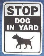 商品品質が従来のものより向上しております。 DOG IN YARD 「犬がいますよ！ご注意ください！」のサインプレートです。耐久性の高いアルミ製なので、外で使用しても錆びずに長くご使用になれます。 お部屋のインテリアとしてもグー！犬種別ですので、お好みの犬種のものをお選び下さい。門や壁に付ける場合の穴が上下2箇所にありますので市販のネジや針金等での取り付けも可能です。 材質：アルミ製　サイズ：たて30.5cmxよこ23.0cm MADE IN U.S.A. ＊輸入品、金属への加工商品の為、商品表面に若干のスレ等（当店アウトレット品と比べると極小です。）があります。ご了承下さい。