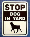 DOG IN YARD 「犬がいますよ！ご注意ください！」のサインプレートです。　　 耐久性の高いアルミ製なので、外で使用しても錆びずに長くご使用になれます。お部屋のインテリアとしてもグー！犬種別ですので、お好みの犬種のものをお選び下さい。門や壁に付ける場合の穴が上下2箇所にありますので市販のネジや針金等での取り付けも可能です。 　　材質：アルミ製　サイズ：たて30.5cmxよこ23.0cm MADE IN U.S.A. 本品は、アウトレット品です。生産時、輸入時についた小さなスリ傷等が数箇所あります。大きな傷ではありませんが、補修後の跡は小さく残ります。予めご了承下さい。