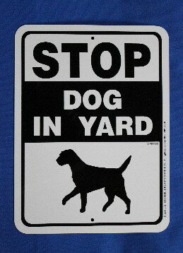 DOG IN YARD 「犬がいますよ！ご注意ください！」のサインプレートです。　 耐久性の高いアルミ製なので、外で使用しても錆びずに長くご使用になれます。お部屋のインテリアとしてもグー！犬種別ですので、お好みの犬種のものをお選び下さい。門や壁に付ける場合の穴が上下2箇所にありますので市販のネジや針金等での取り付けも可能です。 材質：アルミ製　サイズ：たて30.5cmxよこ23.0cm MADE IN U.S.A. 本品は、アウトレット品です。生産時、輸入時についた小さなスリ傷等が数箇所あります。大きな傷ではありませんが、補修後の跡は小さく残ります。予めご了承下さい。
