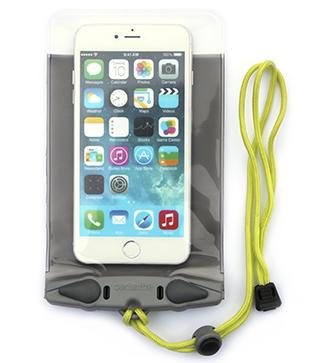 アクアパック #358 iPhone6 Plus(同サイズ用スマートフォン等) Waterproof Case 対応機種：iPhone6+、また同サイズ用スマートフォン サイズ：115mm x 175mm 梱包重量：50g（ストラップ含む） 特長： iPhone6 Plus 及び同サイズのスマートフォン専用の完全防水ケースです。 ケースに入れたまま、通話や各種操作が可能。タッチスクリーンもそのまま使え、写真の撮影も可能です。 雨・海水・水飛沫・泥・砂・埃・油・潮風等から、中に入れた機器類を守ります。 万一水の中に落としても、浮くので安心です。 ケースの素材は、寒さにも強く、柔らかく操作性のよいTPU（ポリウレタン）を使用。 仕様： カラー　ケース：クールグレイ　バイクマウント：ブラック 付属品　ストラップ、取説 素材　ケース：　TPU （ポリウレタン）クリップ部：　ABS樹脂 生産国　イギリス &nbsp; &nbsp;