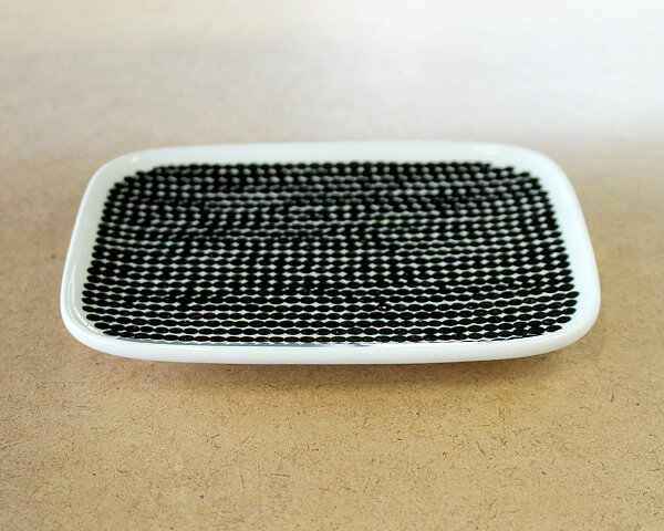 マリメッコ ラシィマット プレート15×12cm ホワイト/ブラック marimekko RASYMATTO 北欧 ノルディック 皿 【トレイ 長方形 レクタングラー ギフト 結婚祝い プレゼント 贈り物 お中元】【食器 カトラリー】【Marimekko マリメッコ】【ギフト】 ideale-10036450 輸入洋食器の専門店イデール サンプル画像2