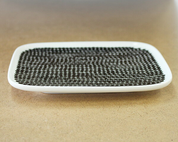 マリメッコ ラシィマット プレート15×12cm ホワイト/ブラック marimekko RASYMATTO 北欧 ノルディック 皿 【トレイ 長方形 レクタングラー ギフト 結婚祝い プレゼント 贈り物 お中元】【食器 カトラリー】【Marimekko マリメッコ】【ギフト】 ideale-10036450 輸入洋食器の専門店イデール サンプル画像3