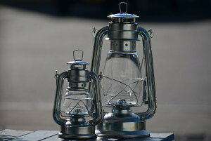 【拡大フライデイセール!あなたに10%OFFクーポン!】小型 ハリケーン オイルランタン ランタン シルバー アウトドア オイルランプ キャンプ Silver Hurricane Kerosene Oil Lantern Emergency Hanging Light / Lamp 8インチ O-6972 地震 停電対策 停電 災害 おしゃれ通販格安セール情報 楽天 通販