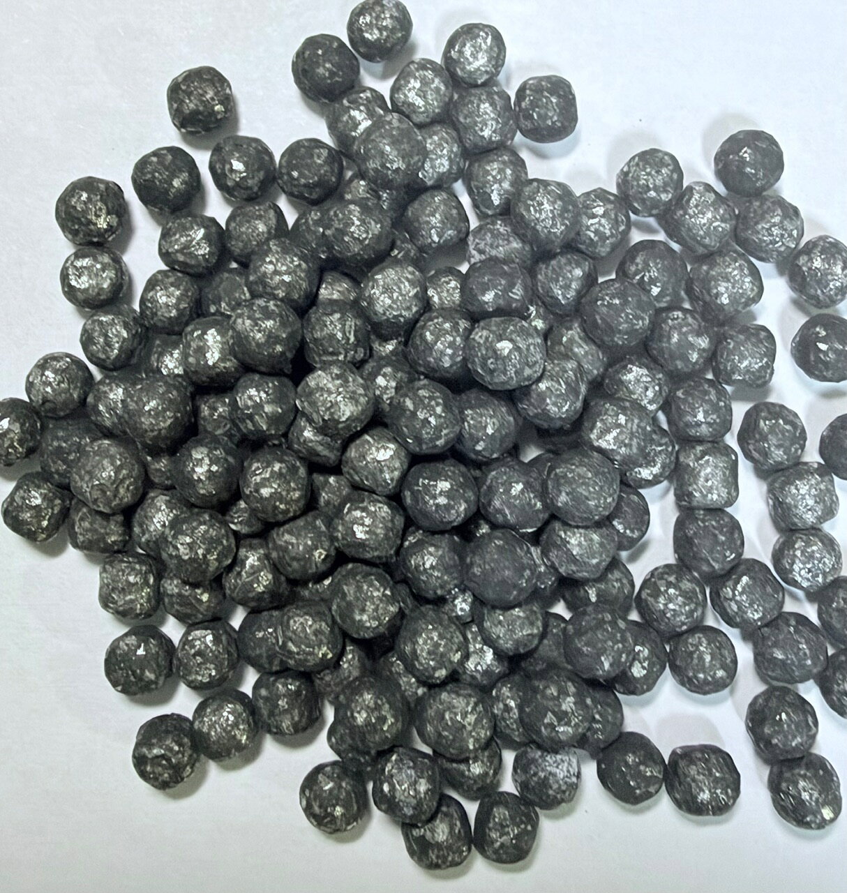 ●水道水を使用でも発生した水素が、カルキ分を僅か5分程度で消して「0」にします。 ●洗剤としても使用できます。50gを丈夫な布袋に入れて通常の洗剤・洗濯物と一緒に洗濯槽に入れてください。 洗剤を入れない場合は、100gを使ってください。繰り返し約300回使えます。 【除菌・洗浄・消臭効果】高純度マグネシウムから生成される水素水には除菌・洗浄・消臭効果があり、浴槽はもちろんお風呂周辺の排水溝もキレイになります。 風呂 マグネシウム粒 高純度 自宅で！　簡単に！　水道水で「アルカリミネラルタップリの水素水」が作れます。 作り方は簡単！ペットボトルに入れて。20gマグネシウム粒、500mlの水道水が、でも30分程で抗酸化対策品の「水素水」になります。 【成分】純度99.95％金属マグネシウム粒；使用後は乾かして繰り返しご使用ください。300回使用可能