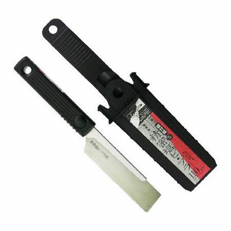 【商品説明】●塩ビ切断、プラスチック切断に。●PPの鞘付なので、持ち運びに便利です。●本体を鞘から抜き差しする際、どちら向きからでも出し入れできるので、便利です。●刃渡り:110mm●板厚:0.3mm●刃:SK-5(炭素工具鋼)●鋸　のこぎり　ノコギリ　手芸　クラフト　工芸4931025006530