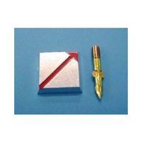 ●埋め込み専用の測量境界明示板です。杭の埋設ができない場所にボルトで固定します。●丈夫なアルミ合金製でよく目立ちます。 製品寸法50×50×10mm製品質量58g◆コノエマスターライン　埋込用の施工方法 　1．マスターラインのボルトの位置にあわせ、地面にドリルで下穴をあけます。　2．コノエマスター用ボンドを下穴に流し込んだ後、設置します。（約15分で固定） 4960910769199