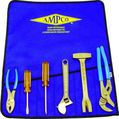 【特長】●防爆スタンダード工具の7点セットです。【仕様】●セット内容(点)：7【材質／仕上】●ニッケルアルミ銅合金【セット内容／付属品】●マイナスドライバー5/16　AMCS-48●コンビネーションプライヤー165mm AMCP-30●モンキーレンチ 200mm AMCW-71●クレートオープナー230mm●プラスドライバー#2 AMCS-1099【原産国】アメリカ