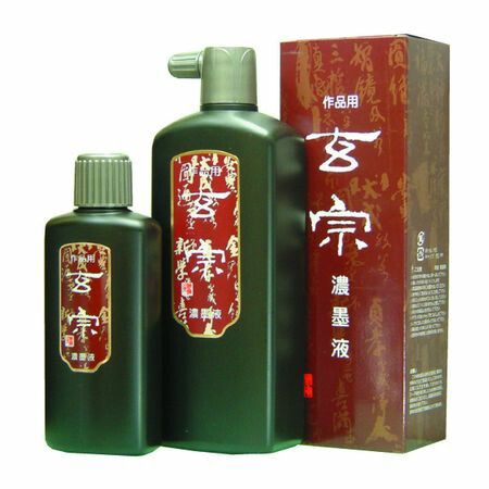 【商品説明】■＜墨色＞紫紺系の純黒。■「鉱物性直火焚松煙」「合成糊剤使用」作品用「玄宗」は固形墨のもつ条件、書き味・暢び・紙への浸透性・表具性をすべて備えた液体墨として開発致しました。■鉱物性直火焚煙の紫紺系の色調は黒みの強さを表現します。■暢びが良く書き易い液体墨で、低温時の粘度変化も少なく年間を通して安定した流動性を保っています。■各濃度での漢字・調和体の練習・作品作りに適しています。■固形墨以上の表具性があります。■玄宗濃墨液（固形分4902630011219