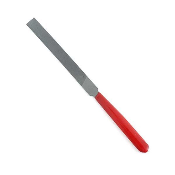 【商品説明】【用途】一般金属加工用のヤスリ。【機能・特徴】鉄等の一般金属の切削加工に使用します。【仕様】●ヤスリ目：45CUT／cm。●ソフトグリップ付。●形状：平。●刃長70mm。●目種：複目。【材質】●本体：SK材。●柄部：樹脂グリップ。【注意事項ほか】●作業用手袋・保護眼鏡等の防具を着用してご使用下さい。ハンドルを取付けて使用する場合は、ガタつきが無いことを確認して下さい。加工物はバイスでしっかり固定して下さい。ヤスリを無理にこじったり、ハンマーがわりに叩いたりしないで下さい。折れることがあり危険です。●目詰まりして削りにくくなった場合はブラシで切粉を取り払ってご使用下さい。保管時には付着した切粉ブラシで取り払い、乾いた布で水分を拭った後、油を薄く塗って保管して下さい。大工道具 ヤスリ DIY