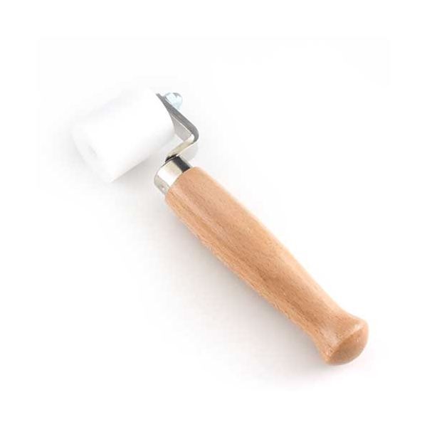 【商品説明】【用途】クロスの圧着用ジョイントローラー。【機能・特徴】丈夫で堅いジュラコンを使用したローラーです。すべるベアリング（ドライベアリング）を内臓しています。手にやさしい天然木ハンドルを使用しています。【仕様】●ドライベアリング入り。【材質】●ローラー部：ジュラコン。●金具：鉄（メッキ）。●柄：ブナ。大工道具 内装ツール 内装用品