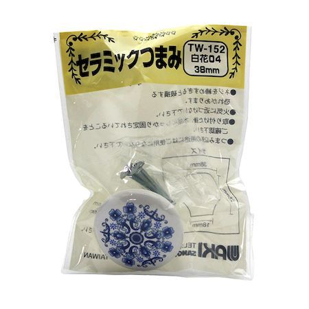 【商品説明】●セラミックのツマミです。●質感がある陶器製ですので高級感があります。●扉のツマミを取替えや交換・追加に。●※ビスを締めすぎると破損する恐れがあります ●※取付け後にしっかり固定されていることをご確認下さい ●※適合扉厚以外はビスを別にお買い求め下さい ●※用途以外ではご使用にならないで下さい●適合扉厚(mm)：12〜21●設置方法：裏ネジ止めタイプ●カラー：白花04●幅(mm)：38●設置面(mm)：18●高さ(mm)：26●材質：セラミック●付属品：トラスビスM4X20mm／M4X25mm