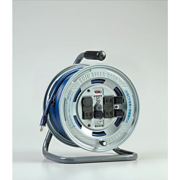 【商品説明】●標準型、シンタイガーリール●手頃なサイズに仕立てたコンパクト設計。●あらゆる業種に使い勝手の良いハイクラスコードリールです。●防塵扉：コンセント本体と一体成形のコンセント防塵キャップ付です。●コンセント内部へのゴミやホコリの侵入を防ぎます。●電源パイロットランプ。【注意・使用条件】●定格電流は電線を巻いたままの状態で使用できる電流です。●円盤／鉄板製●VCT：2.0平方ミリメートル×2心●製品定格：125V・6A●コンセント定格：2P・15A・125V●コンセント仕様：標準型×4●電線長：30m●電線色：ネイビーブルー●電圧（ボルト）：125