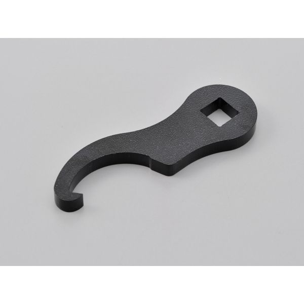 【商品説明】ステムナット専用工具のフックレンチ。オフロードからロード・ミニまで使用可能。鉄素材をレーザーカットすることによりナットの引っ掛かり精度を向上。差し込み角3/8インチ（9.3mm）に対応しており、トルク管理も可能。●材質：スチール製●厚み：6mm●対応ナット径：36〜48mm