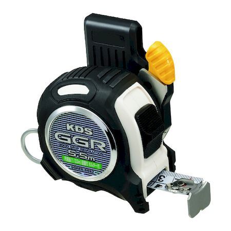 【商品説明】●特長●厚み1.5倍で強度2.5倍の厚爪仕様です。●目盛が10倍長持ちする高耐久ナイロンコート仕様です。●安全ロープ取付リング付です。●セフティメタルホルダーZ(SH-02)付です。●本体と部材を保護しフィット感に優れたGプロテクター仕様です。●尺相当目盛付きです。●仕様・規格●尺相当目盛付(182/33m)●テープ長さ(m)：5.5●テープ幅(mm)：25●水平保持(m)：2.4●0点補正移動爪：○●ショックアブソーバー付：○●ヨンゴーゴーピッチ表示：○●爪仕様：1.5mm厚爪●本体寸法(mm)：78×75×52●目盛仕様：両面尺相当目盛付(182/33m)●ロック仕様：○●材質●テープ：スチール●バネ：スチール●ケース：ABS樹脂●カバー：エラストマー樹脂●質量・質量単位　379g