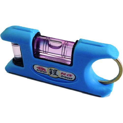 アカツキ製作所メーカーお問い合わせ：0773-42-1001【特長】●超強力マグネットを搭載した、ポケットサイズ水平器の進化版です。●見易いデカ気泡管です。【用途】●高所での作業に。●鉄管組立、工事に。●水平・垂直の測定に。【仕様】●長さ(mm)：100●高さ(mm)：42●厚さ(mm)：18●マグネット：1ヶ所●色：青●本体色：青●気泡管色：赤●感度：0.57mm/m=0.0328°●精度：±1.7mm/m=±0.0984°以内【仕様2】●落下防止コード取付可【材質／仕上】●本体:アルミ●気泡管:アクリル樹脂(PMMA)【原産国】日本