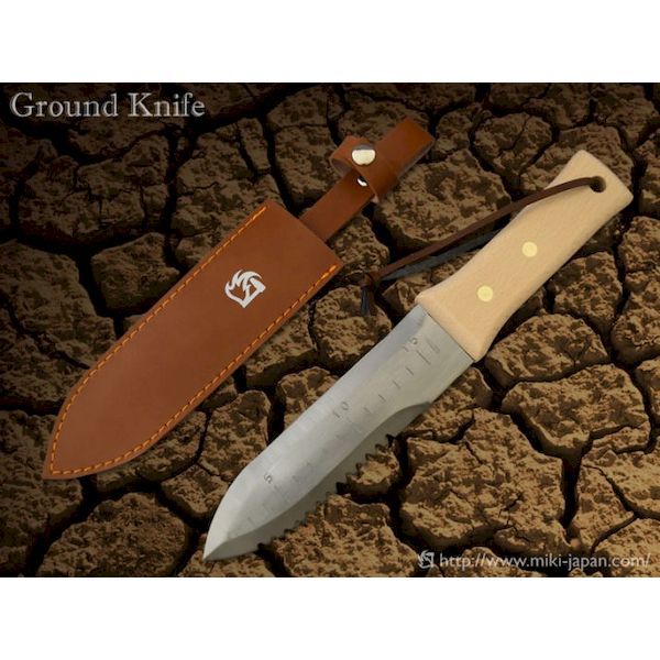 【商品説明】●造園作業に最適な強靭なスコップに仕上りました。●みきかじや村 GroundKnife Light●専用合皮ケースのタイプが出ました。●造園作業に最適な強靭なスコップに仕上りました。●硬い土での穴掘り・溝掘り、植木などの根切り・株分けの作業に効力を発揮します。 刃はステンレス鋼全身本焼仕上ですので強度・錆び共に強く、首部分が折れる心配がありません。 また最大15cmまで深さが測れるメモリ付ですので重宝します。●オリジナル専用合皮ケース付ですのでカッコよく携帯ができます。●ワンポイント！※細幅ですので狭い隙間（プランターのキワや花と花の株間など）にも楽々入ります。●商品コード:TS193●長さ:300 mm●刃厚:2.5 mm●刃長:170 mm●幅　:43 mm●重さ:230 g