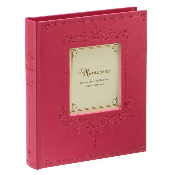 【商品説明】●本体サイズ：W173×H203×D30mm●写真収容枚数：L判写真100枚収容●本体素材：PU●PETケース付き●表紙に型押しを施した、高級感のあるアルバム。●見返しにも絵柄が入っています。表紙を開いたときに華やかな印象です。●ポケットの台紙にも可愛い絵柄が入っています。ポケット台紙の柄は写真を入れると隠れるので、写真の邪魔はしません。