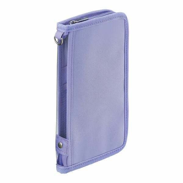 【商品説明】●デコレーションしたシートを透明ポケットにセットするとオリジナルデザインのポーチが作れます。●トレカや会員証が入るカードポケット。●ペンや定規が入る深めポケット。●中身が見える透明ポケット。●缶バッジが付けられるメッシュポケット。●ストラップが付けられるD型リング。●デコレーションできる透明シート2 枚付き。