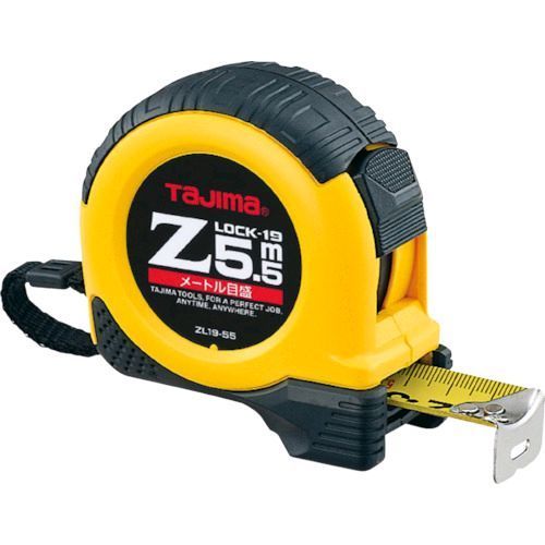 （株）TJMデザインメーカーお問い合わせ：0120-125577【特長】●剛性力アップのためテープを厚くした剛厚テープを採用しています。●テープの巻き取りスピードを調整する「減速ボタン」搭載です。●爪曲がり防止のフックガードバンパー付です。【仕様】●テープ長さ(m)：5.5●テープ幅(mm)：19●水平保持(m)：2【仕様2】●移動爪●ロックタイプ●JIS1級●両面目盛●455mmピッチ表示：あり●減速ボタン：あり●ショックアブソーバー：あり●ベルトフック付【材質／仕上】●テープ:スチール【原産国】中国