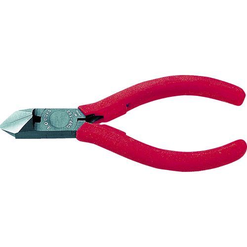 スリーピークスメーカーお問い合わせ：0256-33-0571【特長】●一丁で各種電気配線工事を行います。●刃角度37°で斜め方向から刃を入れ、入り組んだ部分や奥深い場所での切断に便利です。●刃部先端でステップルの取り外しが可能。【用途】●電気工事業。【仕様】●全長(mm)：114●切断能力(mm)鉄線：φ1.0●切断能力(mm)銅線：φ1.2【仕様2】●ラウンド刃●切断能力（MM2）銅より線：2.0●寸法(mm)：A=133／B=52／C=93／D=14／E=15／F=23【材質／仕上】●バナジウム鋼●グリップ：エラストマー樹脂【注意】●絶対に電気を通さないで下さい。非絶縁工具です。●ハンマー代わりに使用しないでください。●使用範囲をこえての使用はしないでください。【原産国】日本