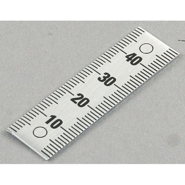 イマオコーポレーションメーカーお問い合わせ：0575-32-2239●寸法P（mm）：40●目印マークの個数：2●質量（g）：1●両側メモリタイプ●接着タイプ（目印マーク）●本体：アルミ（A1050P）/目盛り彫り込み（エッチング加工）●機械・装置等のスライド調整部にご利用ください。※本スケールは目安としてご利用ください。※接着タイプをご利用の場合、取付面をあらかじめ乾いた布等で拭き、汚れを落としてからご使用ください。●厚み(mm)：0.5●全長(mm)：50●幅(mm)：15※本スケールは目安としてご利用ください。※接着タイプをご利用の場合、取付面をあらかじめ乾いた布等で拭き、汚れを落としてからご使用ください。