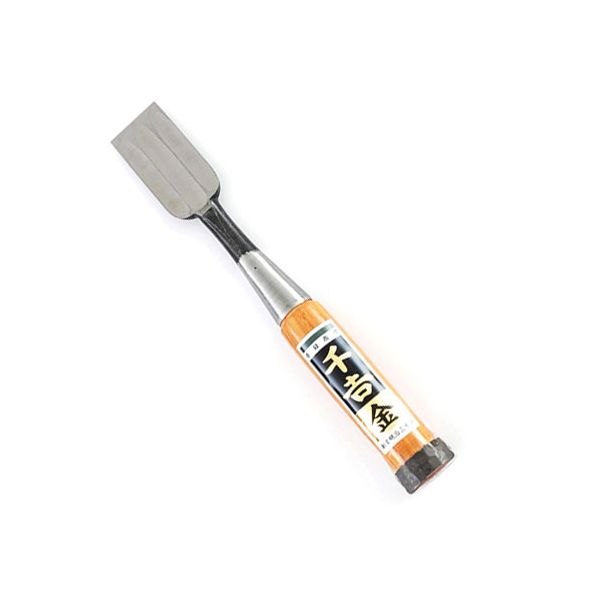 【用途】木材のホゾ穴加工作業等。【機能・特徴】最も基本的なノミで、組み手部分の加工をはじめ、広い用途に使用されます。裏スキ加工(3枚裏)を細かく3つに分けて加工しています。スキ加工とスキ加工の間に残った面部分が定規の役目をして、ノミを木材に真っ直ぐに突き入れることが出来ます。【仕様】●刃巾：30mm。●個装パック。●鋼：日立安来鋼白紙2号。【注意事項ほか】木工用です。用途以外では使用しないでください。刃物ですので、取扱いには充分注意してください。大工道具 のみ彫刻刀鉋 追入のみ