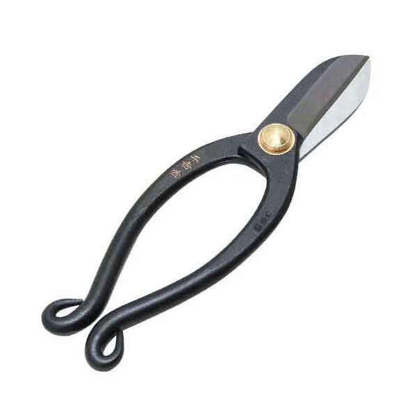 【用途】花鋏。【機能・特徴】鋼付刃で切れ味抜群です。柄に輪が無く、大きな力を加えられます。【仕様】●刃の仕様：表面梨地仕上。●全長：約165mm。●刃長：約45mm。●重量：約160g。●生木切断能力：9mm。●本鍛造・鋼付(安来鋼白紙2号)。●刃部：刃物鋼。【注意事項ほか】本来の用途以外には使用しないで下さい。使用前には本体あるいは部品にがたつき・緩みが無いことを確認してください。使用の際には保護めがね・手袋などを着用してください。園芸道具 鋏 植木盆栽鋏