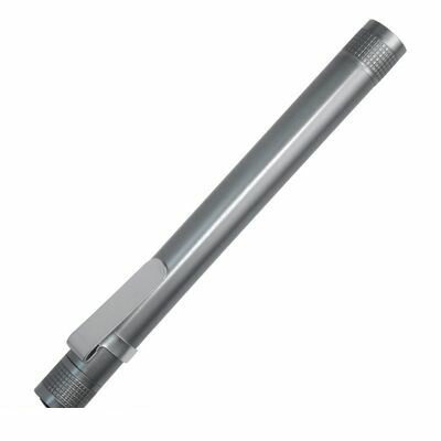 【商品説明】ペン型で握りやすい！ペン差しにジャストフィット！カバン・ポケットに入れてもかさばらない。軽量アルミボディ。【製品仕様】■消費電力：1W■使用電地：単4電池×2本■電池寿命：連続約20時間■仕様：生活防水■カラー：ガンメタ■付属品...