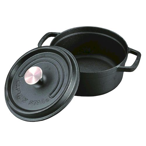 【商品説明】●フライパンより厚みがあり熱を均等に伝えますご使用前に…シーズニング(カラ焼き)は不要です。下記手順で使用前のお手入れを行ってください。(1)洗う錆止め用に塗られている油を落とすために食器用洗剤で丁寧にこする。洗い終わったら、洗剤を落とす。(2)水気を飛ばすタオルなどで水気をとったあと、自然乾燥させる。(3)油を塗る乾いたら、食用油・オリーブオイルなどの純粋な油を塗る。表側も裏側も忘れずに塗る。※バター、マーガリン等の塩分を含んだ物は慣らしには使わないでください。塩分を含まない植物オイルをご使用ください。