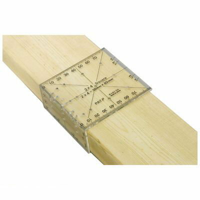 ●のこぎり切断用線引き・釘・ビス止め用点付け●定規のサイズが2×4材の幅と厚みに合わせてあるので、2×4材に最適です●1×4材にも御使用いただけます●本体はポリカーボネート(樹脂)製で軽くて丈夫●2×4材は幅3.5インチ≒89mm、厚み1.5インチ≒38mmです●商品サイズ：幅90×高さ90×奥行き40mm●重量：30g●2×4SQUARE4960092309084