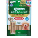 【商品説明】●PETKISS食後の歯みがきガムシリーズNo.1の汚れ落ちを実現！●どこを噛んでも歯に食い込みやすい特殊形状で高弾力だから長く噛めます。●1日一本、噛む事で歯垢を削ぎ落とします。●ポリリジン配合。●ミルク風味。●超小型犬用。●原材料：コーンスターチ、マルチトール、イソマルトオリゴ糖、玄米粉、オート麦粉、豚ゼラチン、食物繊維、亜麻仁粉末、グリセリン、乳化剤、増粘安定剤(CMC-Na)、香料、ビタミンB1、ラウリル硫酸塩、酢酸亜鉛、ポリリジン●保証成分：たんぱく質5.0％以上、粗繊維2.0％以下、水分14.0％以下、脂質3.0％以上、灰分2.0％以下●エネルギー：1本あたり約23kcal●賞味期限：2年●原産国または製造地：大韓民国犬 おやつ 間食 ガム はみがき 歯みがき 歯磨き デンタル ケア ハミガキ4903351005167