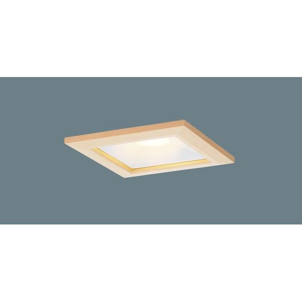 【商品説明】●天井埋込型　LED（電球色）　ダウンライト　浅型8H・高気密SB形・拡散タイプ（マイルド配光）　埋込穴□125　白熱電球60形1灯器具相当【光源】●LED（電球色タイプ）1個　●色温度：2700 K　●光源寿命40000時間（光束維持率70％）【寸法質量】●埋込穴角：□125 mm　●埋込高：80 mm【仕様注意事項】●器具光束：400 lm　●電圧：100 V　●消費電力：4.5 W　●消費効率：88.8 lm/W●【木製枠】白木●天井埋込型、埋込穴□125、浅型8H・高気密SB形・拡散タイプ（マイルド配光）●Ra83●60形電球1灯器具相当●55度までの傾斜天井に取付可能●入力電流（100V時）：0.1 A●調光操作不可●配光については斜天井対応となっていません。●施工時、埋込高さは80mm必要となります。●直下近接限度10cm