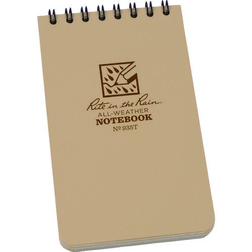 【特長】●紙に特殊なコーティングがされており、いかなる天候下でも使用できる野外作業用のメモ帳です。●紙が濡れている状態でも鉛筆、専用のペン、グリースペンシル、クレヨン、オイルパステルなどで書き込みすることが可能です。●紙が乾いている状態であれば通常のボールペンでも書き込みが可能です。●水だけでなく汗や泥などで汚れても使用可能なため、様々なシーンでご使用いただけます。●表紙含めリサイクル可能です。●縦開きリングタイプです。【仕様】●色：タン(ブラウン地　ブラウンインク)●タイプ：ユニバーサル・50枚●縦(mm)：127●横(mm)：76【原産国】アメリカ